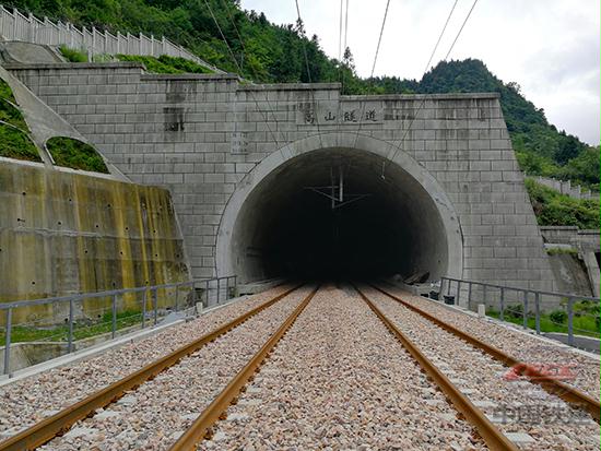 中鐵十四局承建的黔張常鐵路高山隧道