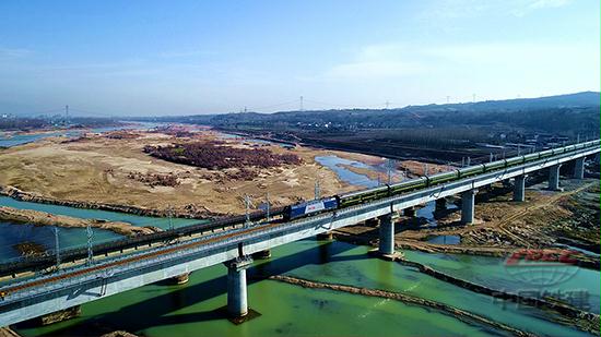 列車駛過中鐵十四局承建的洋縣漢江特大橋