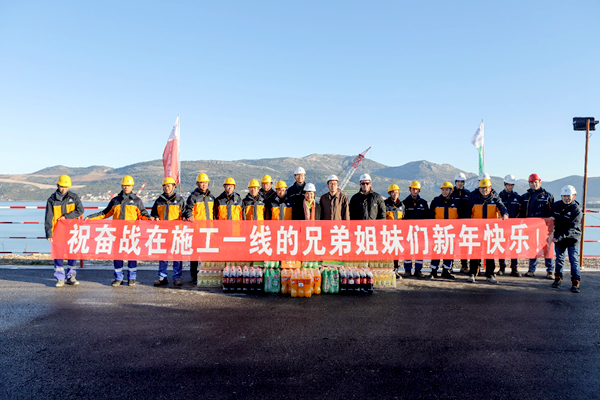 中國(guó)駐克羅地亞大使許爾文視察克羅地亞佩列沙茨大橋項(xiàng)目