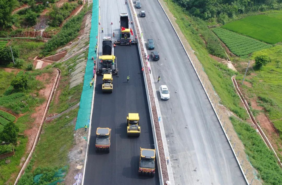 云茂高速首段瀝青路面試驗路段順利攤鋪