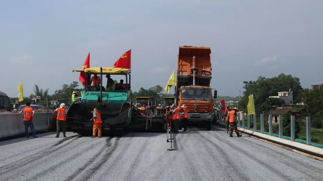 云茂高速首段瀝青路面試驗路段順利攤鋪