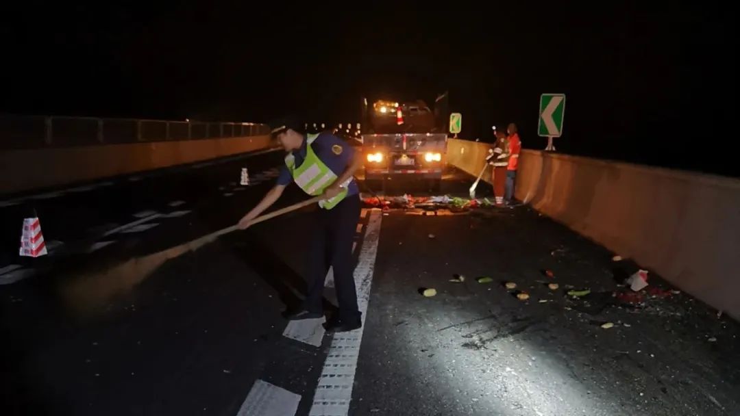 菜農(nóng)深夜高速翻車，蔬菜撒落一地，路政人員這樣做……