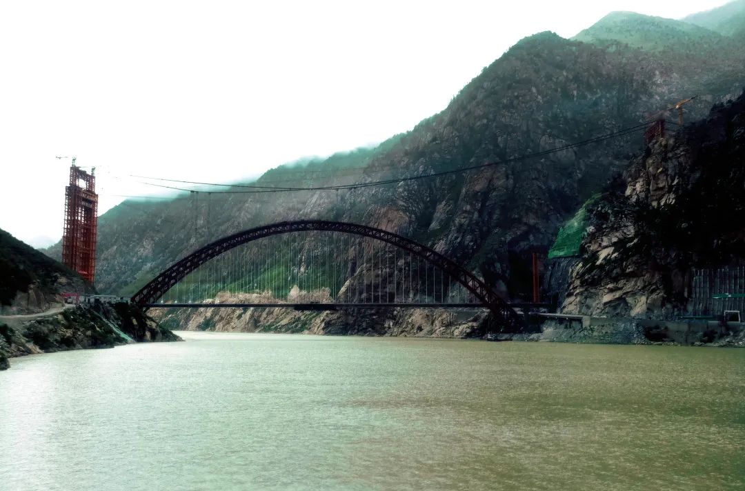 川藏鐵路拉林段藏木特大橋