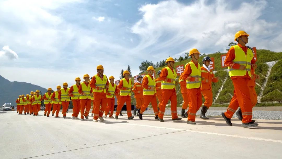 救援小組跑步進場