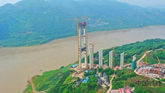重慶合璧津高速油溪長江大橋南岸主塔成功封頂