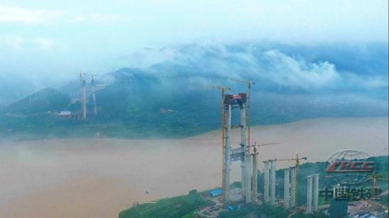 重慶合璧津高速油溪長江大橋南岸主塔成功封頂