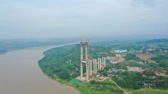 重慶合璧津高速油溪長江大橋南岸主塔成功封頂