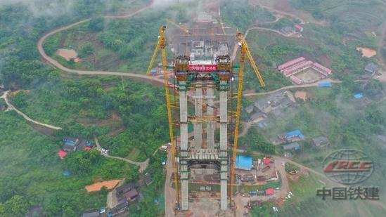 重慶合璧津高速油溪長江大橋南岸主塔成功封頂