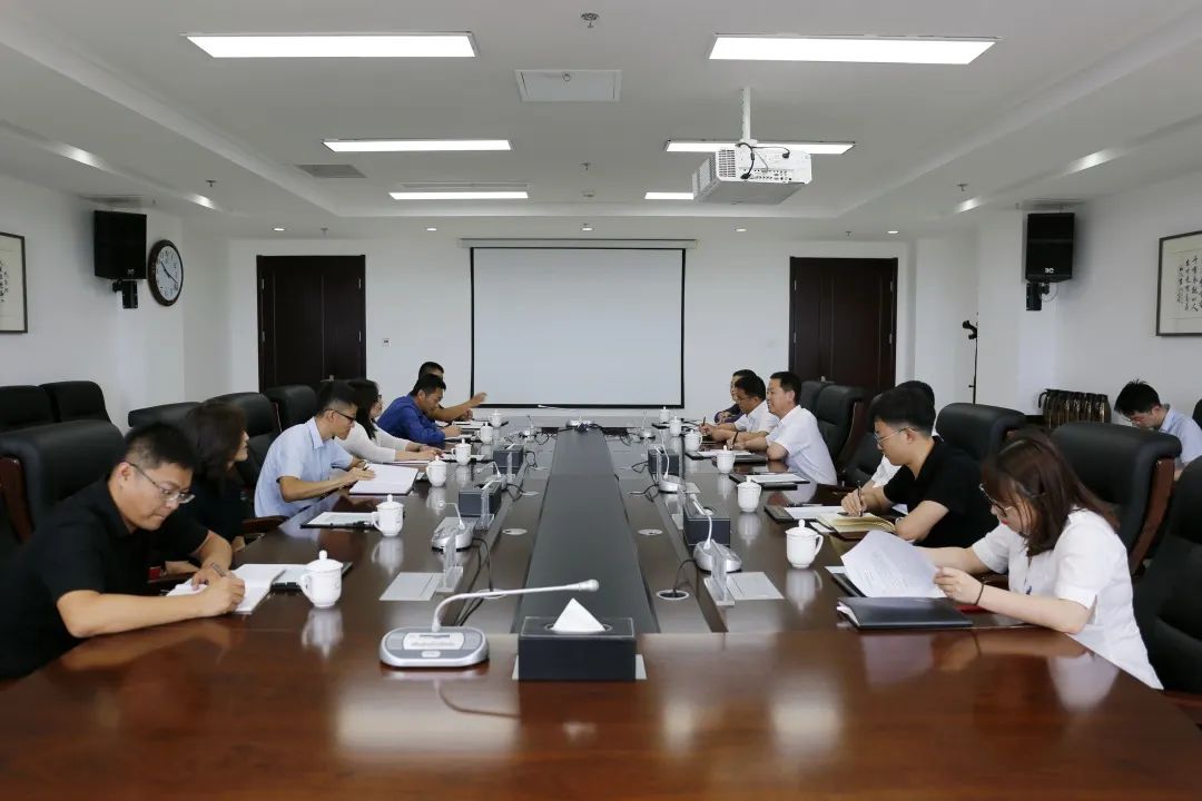 鄂爾多斯應(yīng)用技術(shù)學(xué)院大飛機學(xué)院到鄂爾多斯機場考察交流