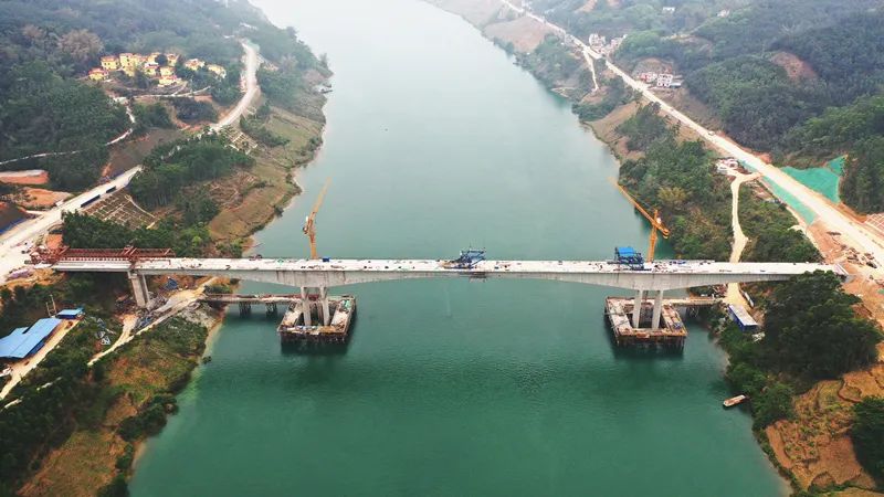 廣西首座波形鋼腹板連續(xù)剛構(gòu)橋——都巴高速都陽(yáng)連接線紅水河特大橋順利貫通