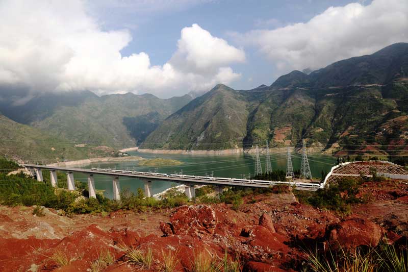 重慶：巫山航運高鐵雙龍馳騁仙境中